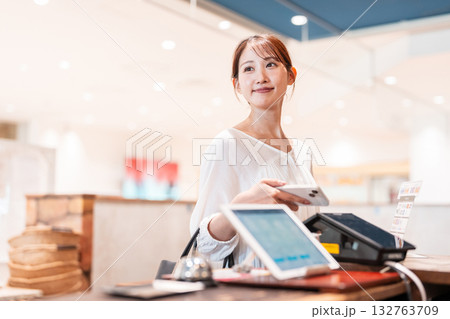 キャッシュレス スマホ決済 若い女性 キャッシュレス スマホ決済 若い女性 132763709