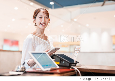 キャッシュレス　スマホ決済　若い女性 132763711