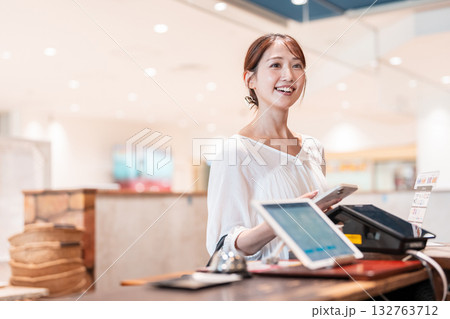 キャッシュレス スマホ決済 若い女性 キャッシュレス スマホ決済 若い女性 132763712