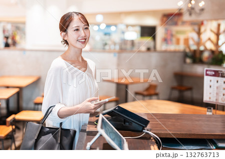 キャッシュレス　スマホ決済　若い女性 132763713