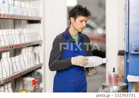 Man auto colorist combines different paint colors 132763731
