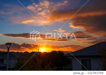 2025年晩秋 住宅街の夕焼け 奈良市内の公園から生駒山方向を望む 夕焼け空に広がる黄金雲 2025年晩秋 住宅街の夕焼け 奈良市内の公園から生駒山方向を望む 夕焼け空に広がる黄金雲 132763749
