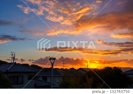 2025年晩秋　住宅街の夕焼け　奈良市内の公園から生駒山方向を望む　夕日に照らされ美しく輝く黄金雲 132763750