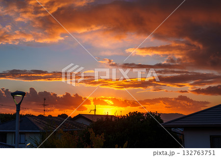 2025年晩秋 住宅街の夕焼け 奈良市内の公園から生駒山方向を望む 上空を覆う黄金雲 2025年晩秋 住宅街の夕焼け 奈良市内の公園から生駒山方向を望む 上空を覆う黄金雲 132763751