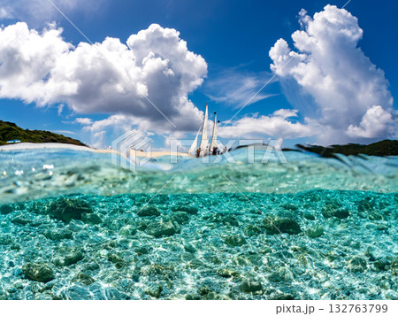 沖縄のサバニと白砂ビーチの半水面撮影。美しいサンゴ礁と熱帯魚の群れ。 嘉比島沖縄県 島尻郡慶良間諸島 沖縄のサバニと白砂ビーチの半水面撮影。美しいサンゴ礁と熱帯魚の群れ。 嘉比島沖縄県 島尻郡慶良間諸島 132763799