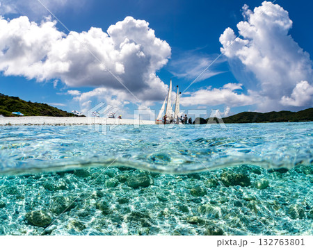 沖縄のサバニと白砂ビーチの半水面撮影。美しいサンゴ礁と熱帯魚の群れ。 嘉比島沖縄県 島尻郡慶良間諸島 沖縄のサバニと白砂ビーチの半水面撮影。美しいサンゴ礁と熱帯魚の群れ。 嘉比島沖縄県 島尻郡慶良間諸島 132763801