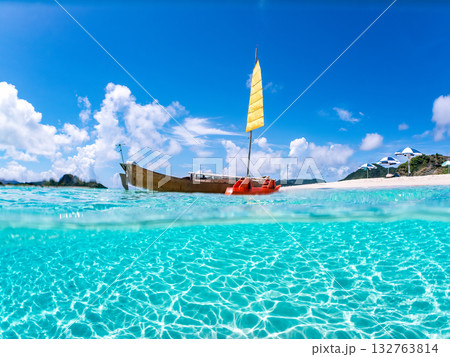 沖縄のサバニと白砂ビーチの半水面撮影。美しいサンゴ礁と熱帯魚の群れ。 嘉比島沖縄県 島尻郡慶良間諸島 132763814