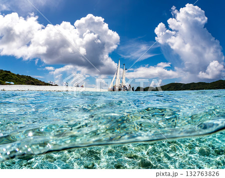 沖縄のサバニと白砂ビーチの半水面撮影。美しいサンゴ礁と熱帯魚の群れ。 嘉比島沖縄県 島尻郡慶良間諸島 沖縄のサバニと白砂ビーチの半水面撮影。美しいサンゴ礁と熱帯魚の群れ。 嘉比島沖縄県 島尻郡慶良間諸島 132763826