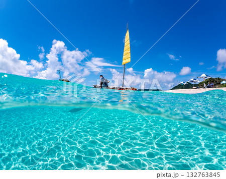沖縄のサバニと白砂ビーチの半水面撮影。美しいサンゴ礁と熱帯魚の群れ。 嘉比島沖縄県 島尻郡慶良間諸島 沖縄のサバニと白砂ビーチの半水面撮影。美しいサンゴ礁と熱帯魚の群れ。 嘉比島沖縄県 島尻郡慶良間諸島 132763845