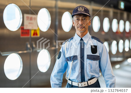警備員　ガードマン　シニア男性 132764037