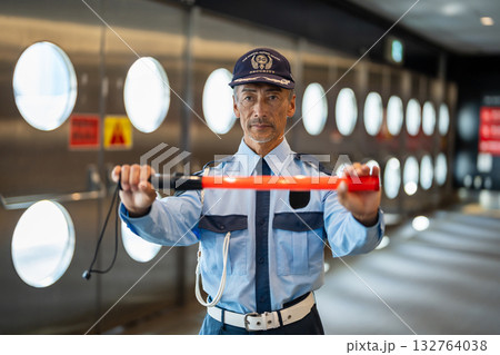 ガードマン 守衛 シニア男性 ガードマン 守衛 シニア男性 132764038