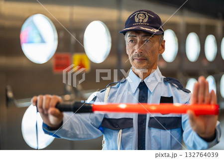 ガードマン 守衛 シニア男性 ガードマン 守衛 シニア男性 132764039