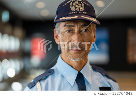 警備員　ガードマン　シニア男性 132764042
