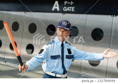 ガードマン シニア男性 警備員 ガードマン シニア男性 警備員 132764049