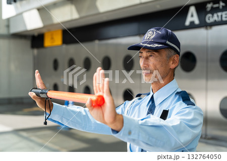 ガードマン　シニア男性　警備員 132764050