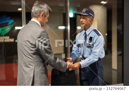 警備員　手荷物検査　守衛 132764067