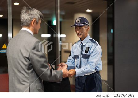 警備員　手荷物検査　守衛 132764068