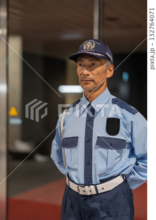警備員 守衛 シニア男性 警備員 守衛 シニア男性 132764071