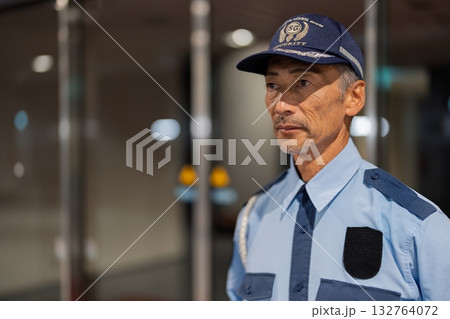 警備員　守衛　シニア男性 132764072