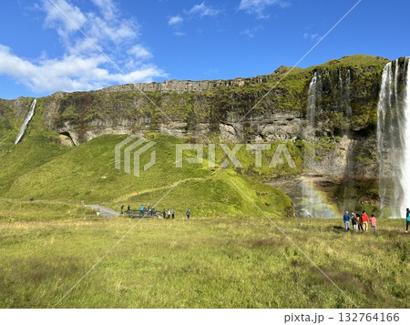 アイスランドの南部の滝、セリャラントスフォスと恐竜時代を彷彿させる崖の風景です。 アイスランドの南部の滝、セリャラントスフォスと恐竜時代を彷彿させる崖の風景です。 132764166