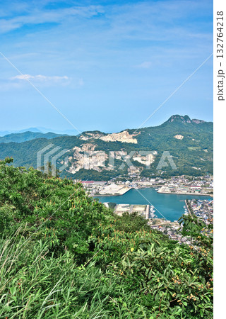 屋島の展望台から見る屋島の街並みと瀬戸内海 132764218