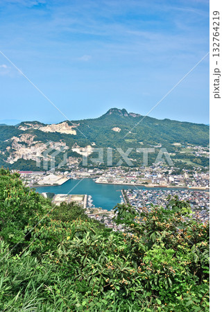 屋島の展望台から見る屋島の街並みと瀬戸内海 132764219