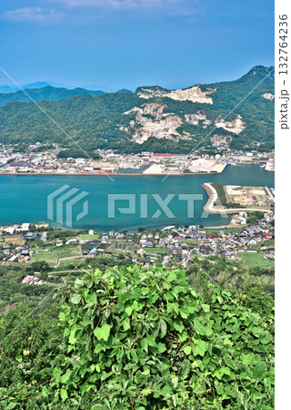 屋島の展望台から見る屋島の街並みと瀬戸内海 132764236