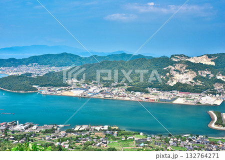 屋島の展望台から見る屋島の街並みと瀬戸内海 屋島の展望台から見る屋島の街並みと瀬戸内海 132764271