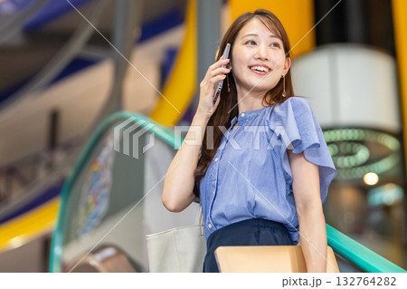 ビジネスウーマン　スマホ　若い女性 132764282