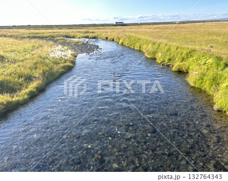 アイスランドの南部の滝、セリャラントスフォスの先の綺麗な川と両岸に広がる草原です。 アイスランドの南部の滝、セリャラントスフォスの先の綺麗な川と両岸に広がる草原です。 132764343