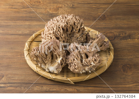ザルに盛ったホウキタケ 132764384