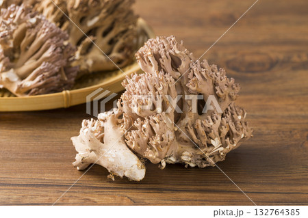 ザルに盛ったホウキタケ 132764385