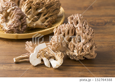 ザルに盛ったホウキタケ 132764388