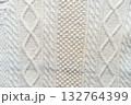 柔らかなウールの質感とケーブル編み 132764399