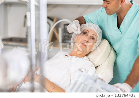 doctor uses hydrogen oxygen cleaning 132764435