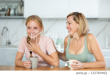 During tea party, girl laugh and tell mother plot of modern new comedy, movies 132764462