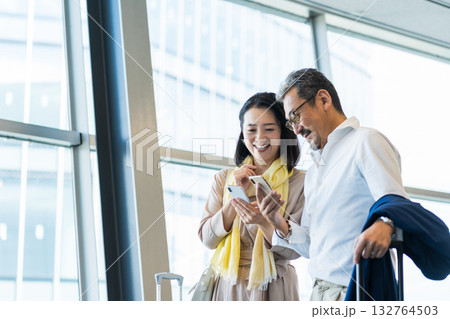 旅行をするミドル・シニアの男女。 132764503