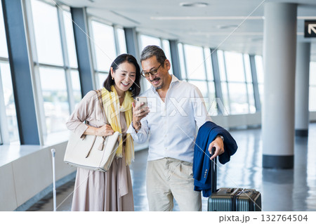 旅行をするミドル・シニアの男女。 旅行をするミドル・シニアの男女。 132764504