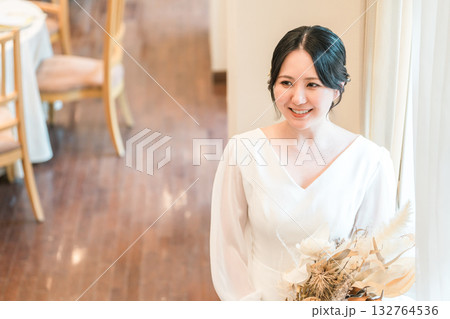 結婚式場,披露宴会場にいるドライフラワー,スワッグを持つドレス姿の新婦,花嫁 132764536