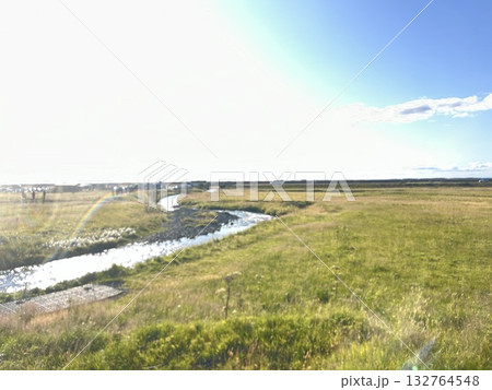 アイスランドの南部の滝、セリャラントスフォスの滝の先に流れる清流と両岸に広がる草原と青空です。 アイスランドの南部の滝、セリャラントスフォスの滝の先に流れる清流と両岸に広がる草原と青空です。 132764548