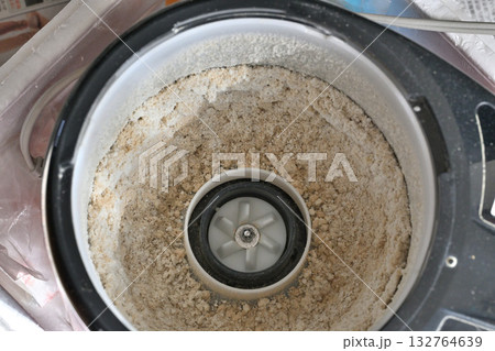 五号分のぬかの入った家庭用精米機 132764639