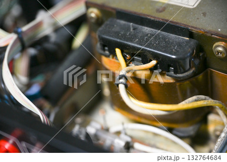 オーディオアンプの内部基板と電子部品のクローズアップ 132764684