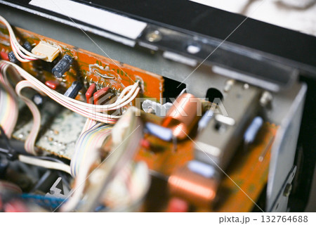オーディオアンプの内部基板と電子部品のクローズアップ 132764688