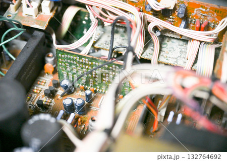 オーディオアンプの内部基板と電子部品のクローズアップ 132764692