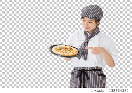 一位身穿廚師服的年輕亞裔女子手裡拿著一份披薩 132764823