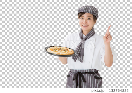 一位身穿廚師服的年輕亞裔女子手裡拿著一份披薩 132764825