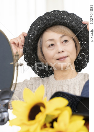 夏の外出で紫外線対策に帽子.サングラスを選ぶシニア女性 132764885