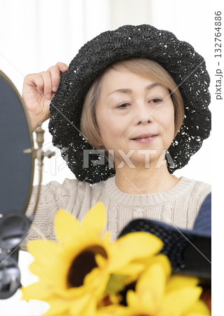 夏の外出で紫外線対策に帽子.サングラスを選ぶシニア女性 夏の外出で紫外線対策に帽子.サングラスを選ぶシニア女性 132764886