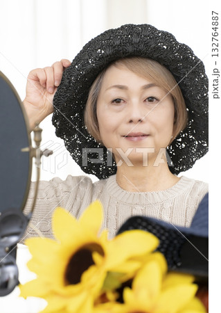 夏の外出で紫外線対策に帽子.サングラスを選ぶシニア女性 132764887