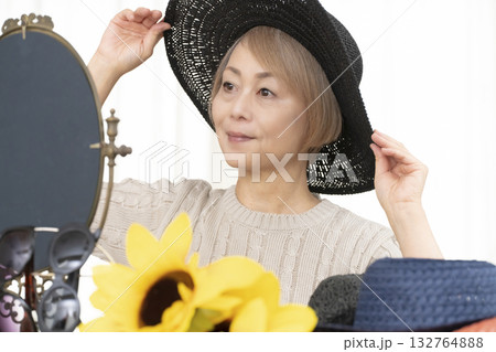 夏の外出で紫外線対策に帽子.サングラスを選ぶシニア女性 夏の外出で紫外線対策に帽子.サングラスを選ぶシニア女性 132764888